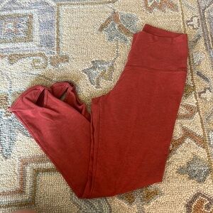 ✨ AERIE Keyhole Stretch Leggings – Burnt Rust Red – Size M ✨